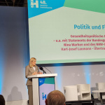 Nina Warken auf der Medica 2025