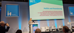 Nina Warken auf der Medica 2025